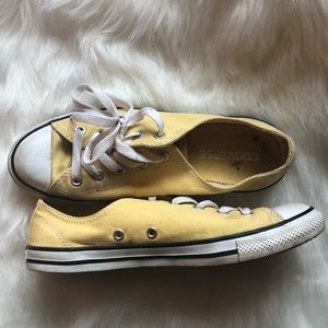 Yellow converse sneakers lace up EUC